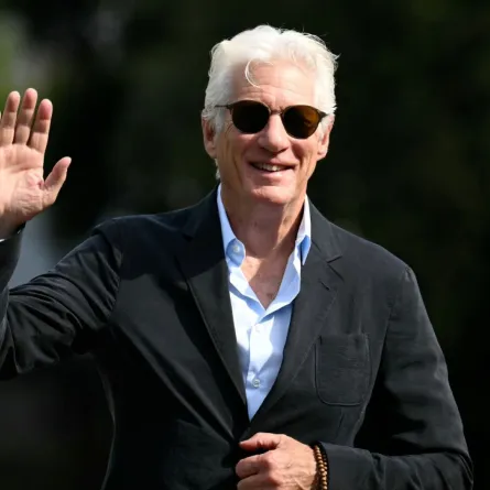 ريتشارد جير في رصيف إكسلسيور خلال مهرجان فينيسيا السينمائي الدولي الحادي والثمانين في فينيسيا ليدو (Richard Gere at the Excelsior pier during the 81st Venice International Film Festival at Venice Lido). مصدر الصورة: Marco BERTORELLO / AFP