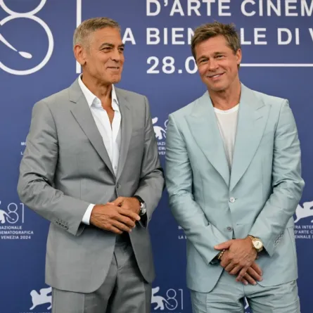 جورج كلوني وبراد بيت خلال مهرجان فينيسيا السينمائي الدولي الحادي والثمانين في فينيسيا ليدو (George Clooney and Brad Pitt during the 81st International Venice Film Festival at Venice Lido). مصدر الصورة: Alberto PIZZOLI / AFP