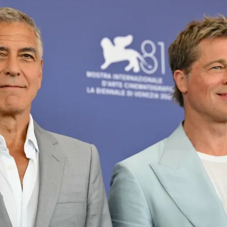 براد بيت وجورج كلوني George Clooney and Brad Pitt في المؤتمر الصحفي للفيلم في مهرجان فينيسيا السينمائي (مصدر الصورة:  Alberto PIZZOLI / AFP)