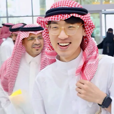 مدرس صيني يظهر بالزي السعودي خلال استقبال المعلمين لتدريس اللغة الصينية في المملكة