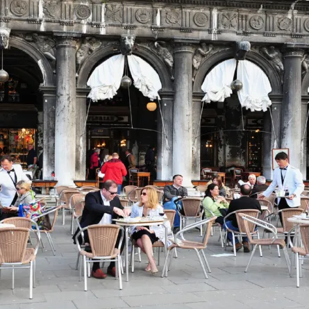 مطعم إيطالي في مدينة فينيسيا