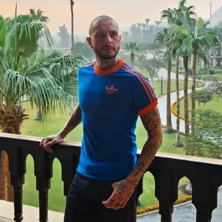 أحمد الفيشاوي برفقة نجله وزوجته الألمانية في إجازة صيفية بالجونة