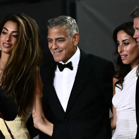 أمل كلوني وجورج كلوني وإينيس دي رامون وبراد بيت خلال مهرجان فينيسيا السينمائي الدولي الحادي والثمانين في فينيسيا (Amal Clooney, George Clooney, Ines de Ramon and Brad Pitt during the 81st International Venice Film Festival at Venice Lido). مصدر الصورة: Marco BERTORELLO / AFP
