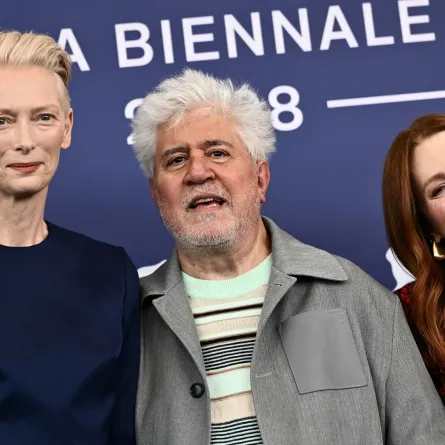 جوليان مور، بيدرو ألمودوفار، وتيلدا سوينتون خلال مهرجان فينيسيا السينمائي الدولي الحادي والثمانين في فينيسيا ليدو (Julianne Moore, Pedro Almodovar and Tilda Swinton during the 81st International Venice Film Festival at Venice Lido). مصدر الصورة: Marco BERTORELLO / AFP