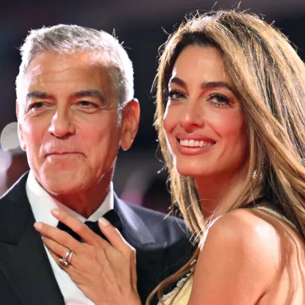 أمل وجورج كلوني George and Amal Clooney على السجادة الحمراء في مهرجان فينيسيا السينمائي (مصدر الصورة: Alberto PIZZOLI / AFP)