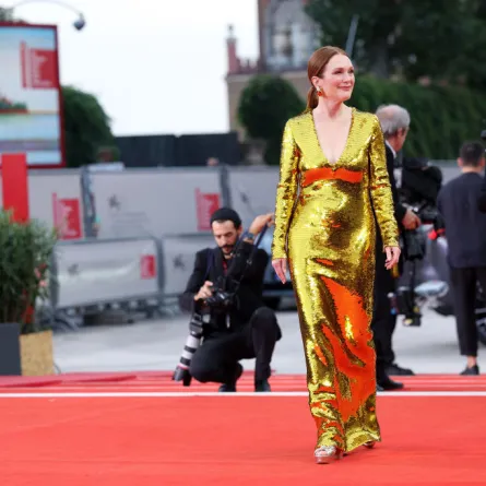 جوليان مورJulianne Moore  في مهرجان فينيسيا السينمائي 81 (مصدر الصورة Vittorio Zunino Celotto/Getty Images)
