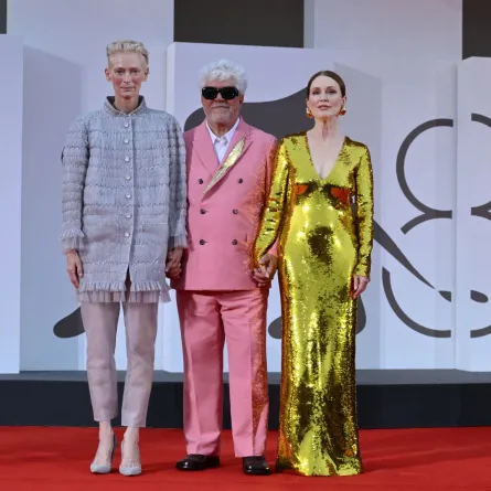 بيدرو ألمودوفار وتيلدا سوينتون وجوليان مور خلال مهرجان فينيسيا السينمائي الدولي الحادي والثمانين في فينيسيا ليدو (Pedro Almodovar,Tilda Swinton and Julianne Moore during the 81st International Venice Film Festival at Venice Lido). مصدر الصورة: Alberto PIZZOLI / AFP