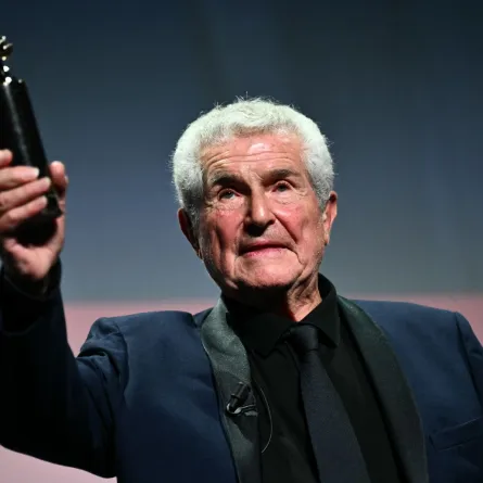 كلود لولوش يتسلم جائزة Cartier Glory خلال حفل أقيم في مهرجان فينيسيا السينمائي الدولي الحادي والثمانين في فينيسيا ليدو (Claude Lelouch receives the Cartier Glory to the Filmmaker Award during a ceremony at the 81st International Venice Film Festival at Venice Lido). مصدر الصورة: Marco BERTORELLO / AFP