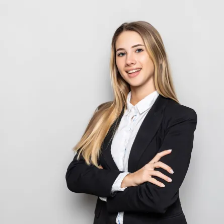 سيدة أعمال مبتسمة