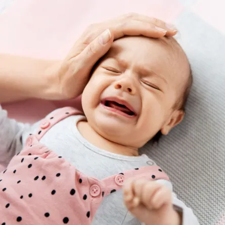 صورة لطفل مع أمه وهي تحاول علاجه