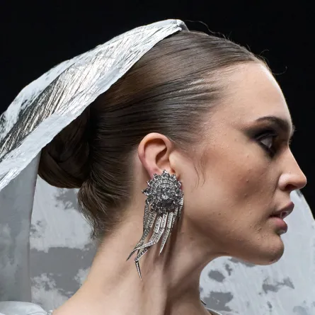 أقراط من ريزمان روزيني Rizman Ruzaini - الصورة من Launchmetrics/Spotlight ©