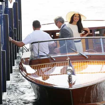 أمل وجورج كلوني قبل مراسم زواجهما المدني في مطار ماركو بولو (مصدر الصورة  Ernesto Ruscio/GC Images)