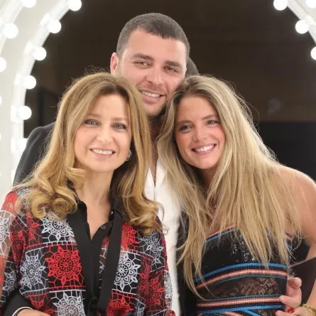 إيلي جونيور صعب مع زوجته كريستينا ووالدته كلودين- الصورة من حساب كلودين على إنستغرام