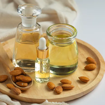 زيت اللوز المر مفيد جداً للصحة الجلدية Image by jcomp on Freepik