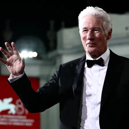 ريتشارد جير خلال مهرجان فينيسيا السينمائي الدولي الحادي والثمانين في فينيسيا ليدو (Richard Gere during the 81st International Venice Film Festival at Venice Lido). مصدر الصورة: Marco BERTORELLO / AFP