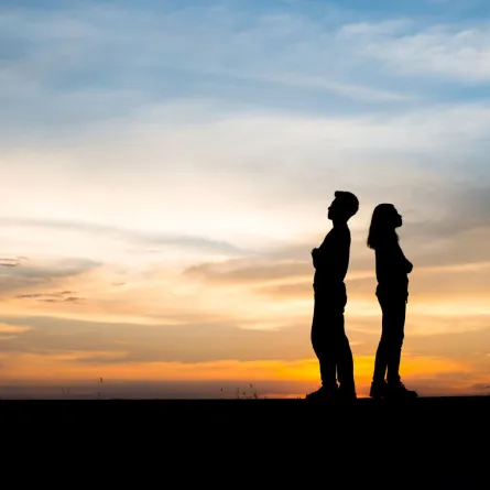 رجل وامرأة منزعجان ولا يتحدثان مع بعضهما البعض