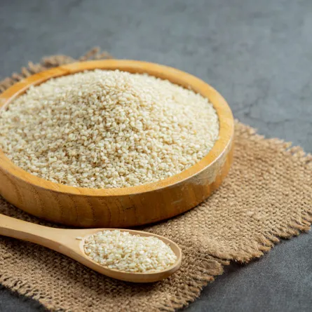 السمسم من النباتات التي تتضمّن العديد من الفوائد المتنوّعة  Image by jcomp on Freepik