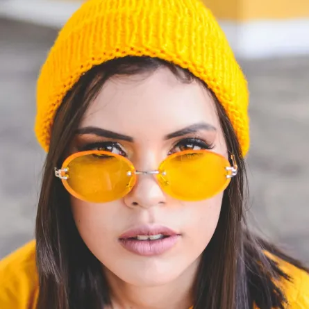 فتاة ذكية ترتدي نظارة مشرقة صفراء