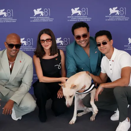 فريق فيلم "البحث عن منفذ لخروج السيد رامبو" عصام عمر والمخرج خالد منصور وركين سعد وأحمد بهاء والسيد رامبو من مهرجان فينيسيا- تصوير يوسف بوهوش خاص لـ«سيدتي»