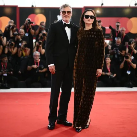 خواكين فينيكس وشقيقته راين  Joaquin Phoenix and his sister Rain Phoenix على السجادة الحمراء لمهرجان فينيسيا السينمائي (مصدر الصورة: Marco BERTORELLO / AFP)