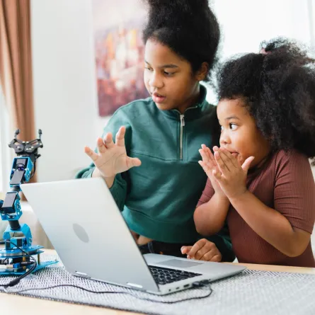 صورة عن أطفال مع الروبوت