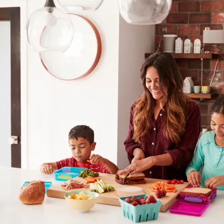 عائلة تحضر الطعام