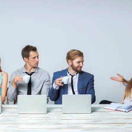  كيف تحافظ على ثقتك بنفسك وتستخدم ملاحظات الزملاء المبتدئين؟