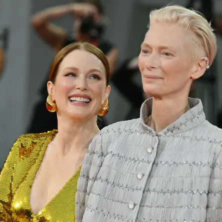 جوليان مور وتيلدا سوينتون خلال مهرجان البندقية السينمائي الدولي الحادي والثمانين في البندقية ليدو (Julianne Moore and Tilda Swinton during the 81st International Venice Film Festival at Venice Lido). مصدر الصورة: Alberto PIZZOLI / AFP