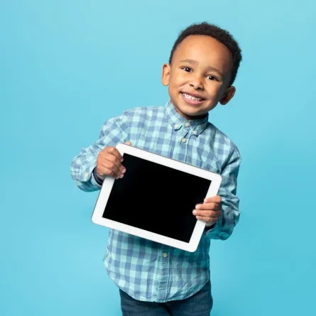 صورة طفل يمسك تابلت