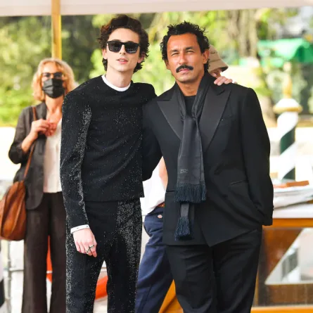 حيدر أكرمان Haider Ackermann والنجم تيموتي شالاميه (مصدر الصورة Jacopo Raule/Getty Images)