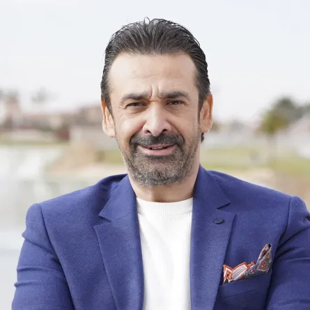 الفنان كريم عبد العزيز