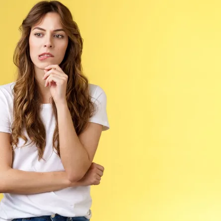 امرأة متشككة تفكر وتحلل بعمق