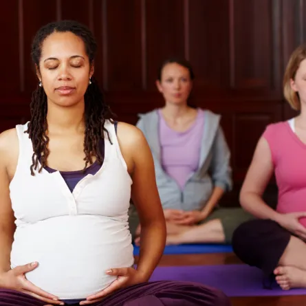 صورة حوامل يمارسن اليوغا