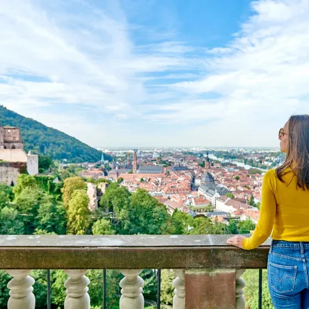 سائحة تستمتع بوقتها في ألمانيا