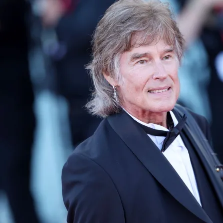 رون موس خلال مهرجان فينيسيا السينمائي الدولي الحادي والثمانين في قصر السينما في فينيسيا، إيطاليا (Ronn Moss during the 81st Venice International Film Festival at Palazzo del Cinema in Venice, Italy). مصدر الصورة: Vittorio Zunino Celotto/Getty Images