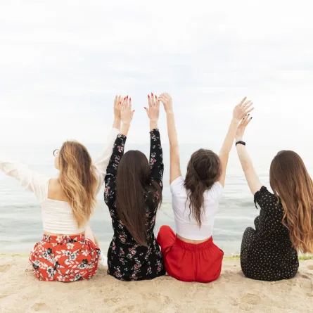 فتيات جميلات على الشاطئ