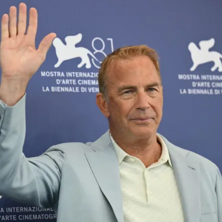كيفن كوستنر خلال مهرجان فينيسيا السينمائي الدولي الحادي والثمانين في فينيسيا ليدو (Kevin Costner during the 81st International Venice Film Festival at Venice Lido). مصدر الصورة: Alberto PIZZOLI / AFP