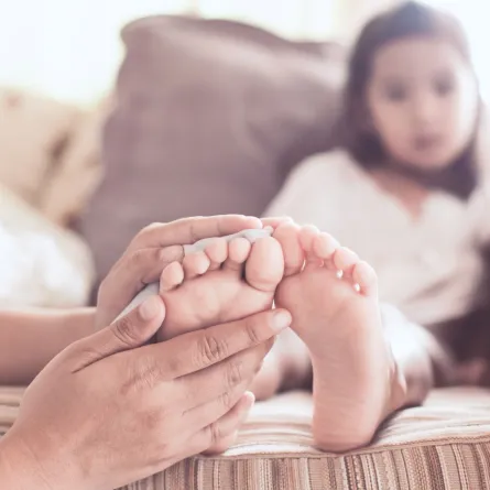 صورة لطفلة تخضع لفحص عظامها