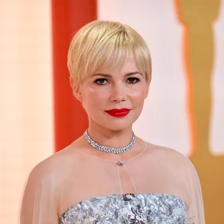 الممثلة ميشيل ويليامز في حفل توزيع جوائز الأوسكار ترتدي فستاناً من شانيل ومجوهرات من تيفاني آند كو