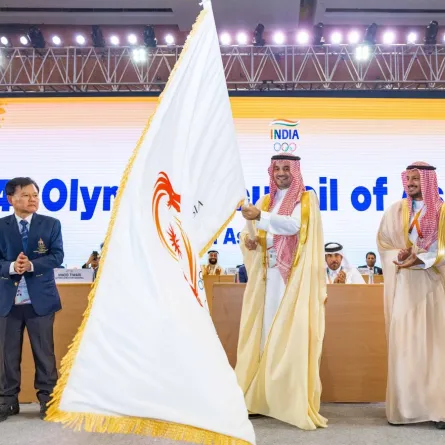 خلال تسلم السعودية لعلم البطولة- الصورة من موقع اللجنة الأولمبية والبارالمبية السعودية 