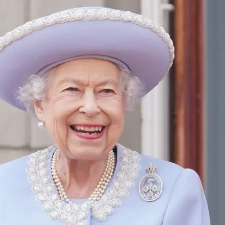 الملكة إليزابيث الثانية على شرفة قصر باكنغهام (Queen Elizabeth II on the Balcony of Buckingham Palace). مصدر الصورة: Jonathan Brady / POOL / AFP