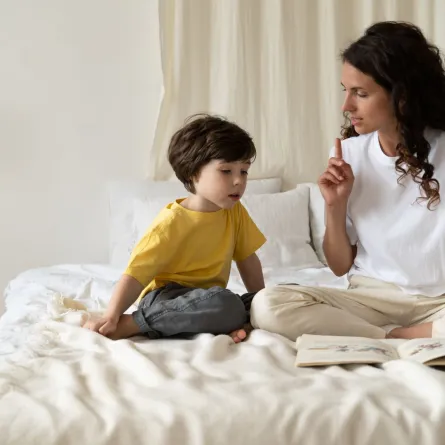 صورة أم تروي قصة لابنها