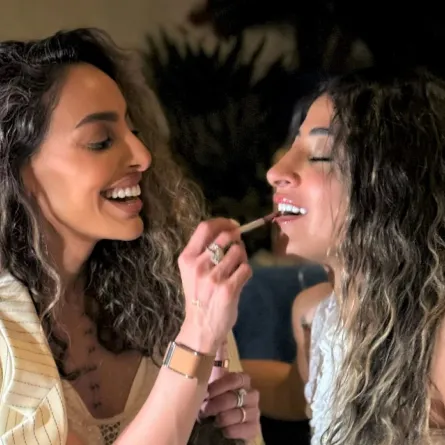 فاطمة الصفي وشجون الهاجري -الصورة من حسابها على الانستغرام