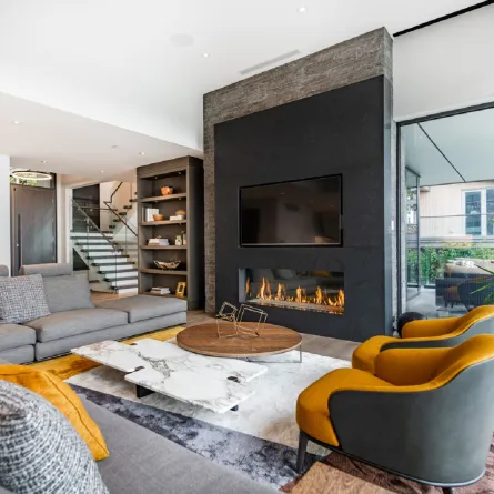 مدفأة مصنوعة من حجر الأردواز، في غرفة المعيشة