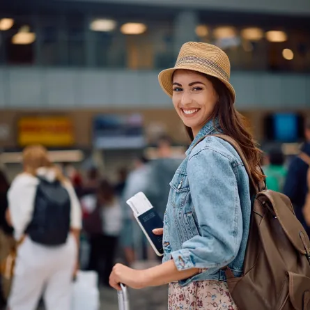 مسافرة تنتظر رحلتها في المطار  