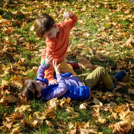 صورة لطفلين يتشاجران