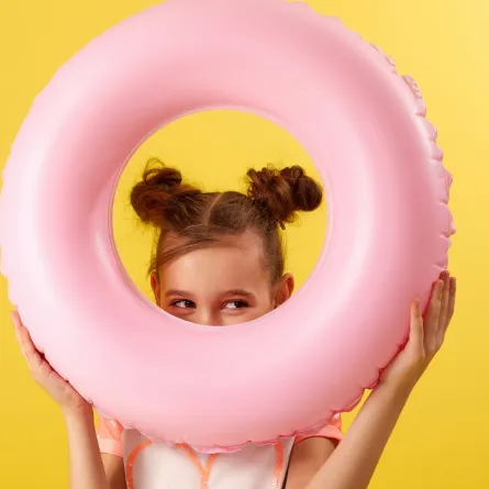 صورة لطفلة خجولة