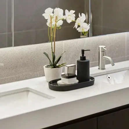 حمام يتضمن حوضين للغسيل