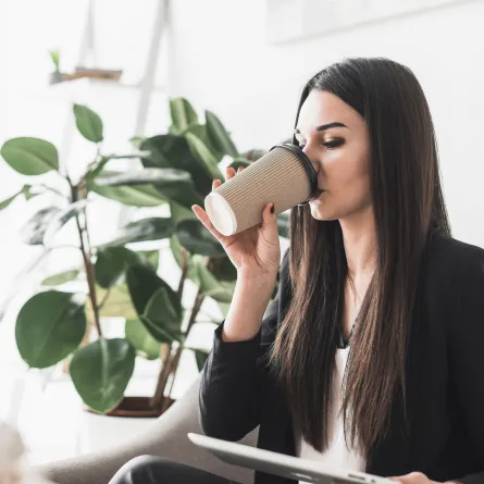 القهوة السوداء يتم تحضيرها بشكل طبيعي -Image by - freepik