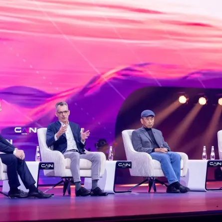 وناقشت الجلسة الدور الكبير الذي يمكن أن يؤديه الذكاء الاصطناعي العام في تحويل العالم وتحسين جودة الحياة للبشرية جمعاء، مع التأكيد على أن التحديات والتوقعات المستقبلية